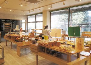 パン工房ブンブン　広々とした店内